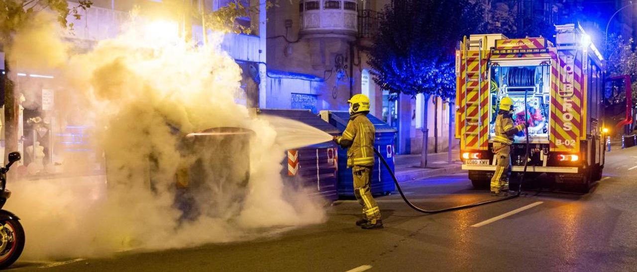 Los bomberos sofocan las llamas en un contenedor en Logroño.