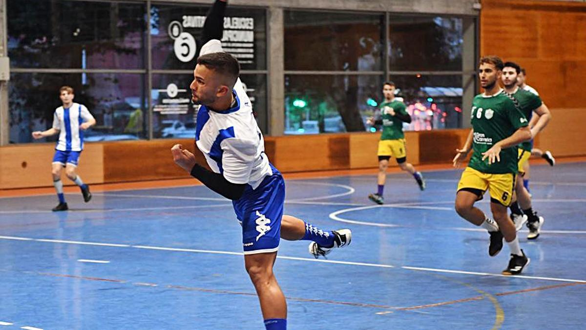 Jugada de un partido del OAR. | // CARLOS PARDELLAS