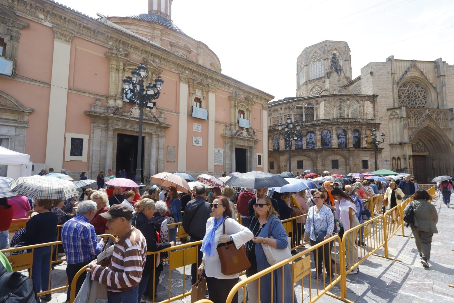 Comienza el Besamanos a la virgen pese al mal tiempo