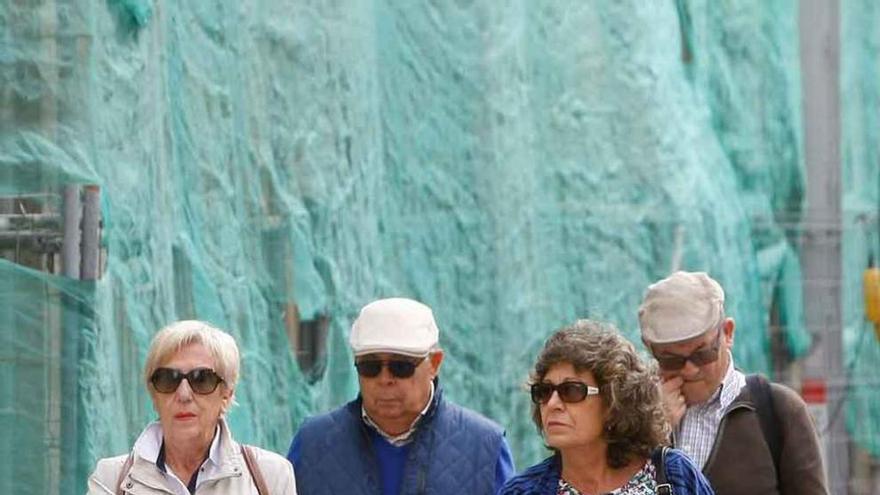 Un grupo de turistas por el casco antiguo de la ciudad.