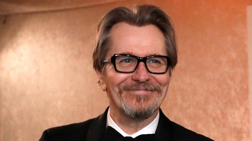 El hijo de Gary Oldman defiende a su padre de las acusaciones de maltrato de su madre