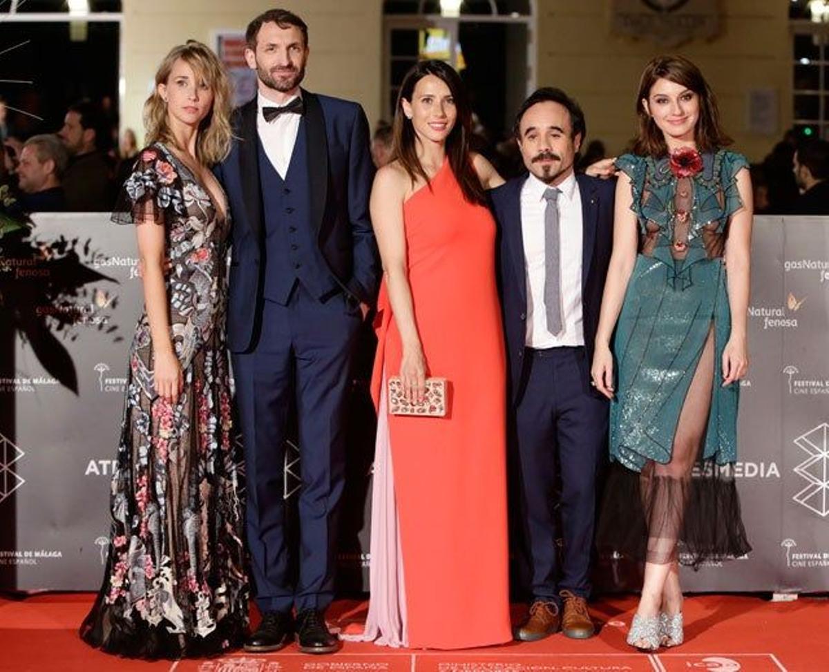 Ingrid García Jonsson, Julián Villagrán, Bárbara Goenaga, Koldo Serra y María Valverde, más serios en la première de Gernika en el Festival de Cine de Málaga.