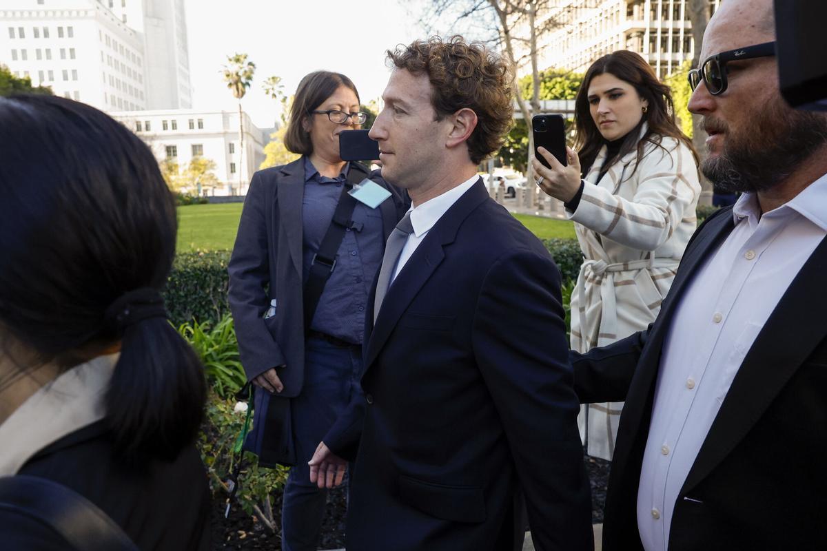 Mark Zuckerberg, director ejecutivo de Meta, ayer antes de comparecer ante el Tribunal Superior de Los Ángeles para responder ante el caso de la denunciante, una mujer de 20 años identificada con las siglas K.G.M. que alega que su uso compulsivo de redes sociales como Facebook o Instagram cuando era tan solo una niña agravaron tanto su depresión como sus pensamientos suicidas. Los Angeles (United States), 18/02/2026.- Mark Zuckerberg, Chief Executive Officer of Meta Platforms, arrives for a court appearance at the Los Angeles County Superior Court in downtown Los Angeles, California, USA, 18 February 2026. Zuckerberg appeared in connection with a civil lawsuit alleging that Meta's social media platforms engaged in anti-competitive practices contributing to mental health harms among minors. EFE/EPA/CHRIS TORRES. REDES SOCIALES. JUICIO. JUZGADOS. ADICCION