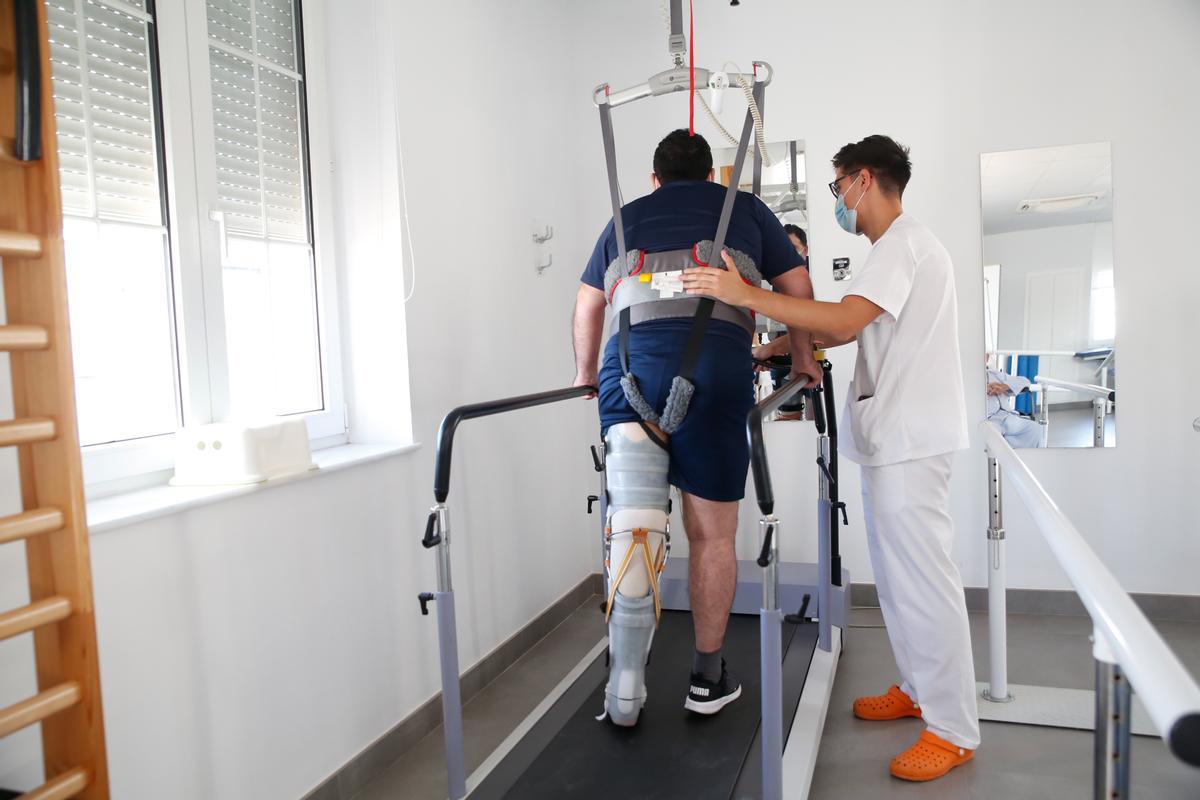 Un enfermero trabaja con un paciente de ictus en el Instituto de Neurociencias del hospital de la Cruz Roja de Córdoba.