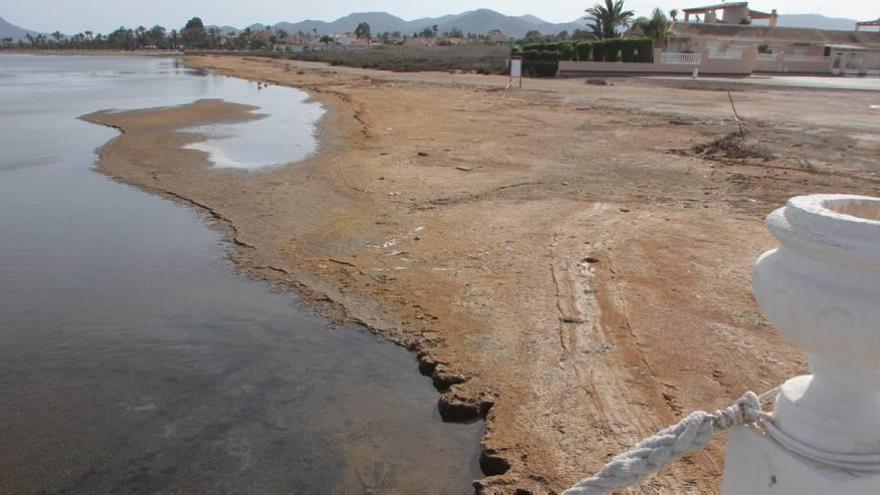 La playa de Los Urrutias, con el agua prácticamente estancada en pleno mes de febrero.