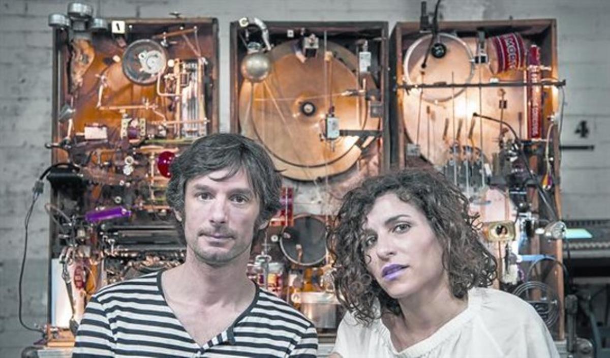 Roger Aixut i Laia Torrents, amb Tres Tristros Trons a l’esquena.