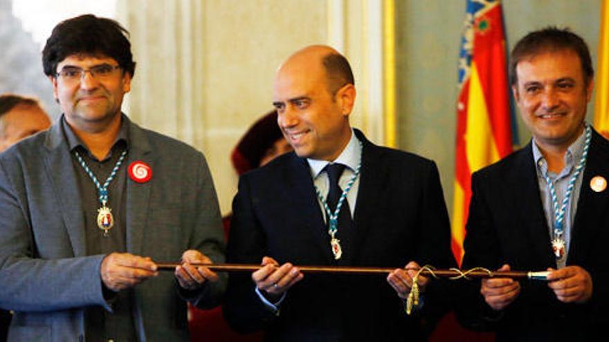 Echávarri, recién investido como alcalde de Alicante, flanqueado por Bellido y Pavón