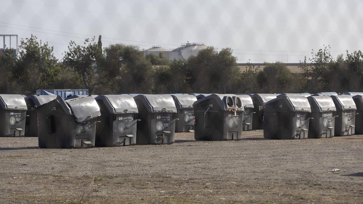 Contenedores de basura almacenados en las instalaciones de Son Reus.