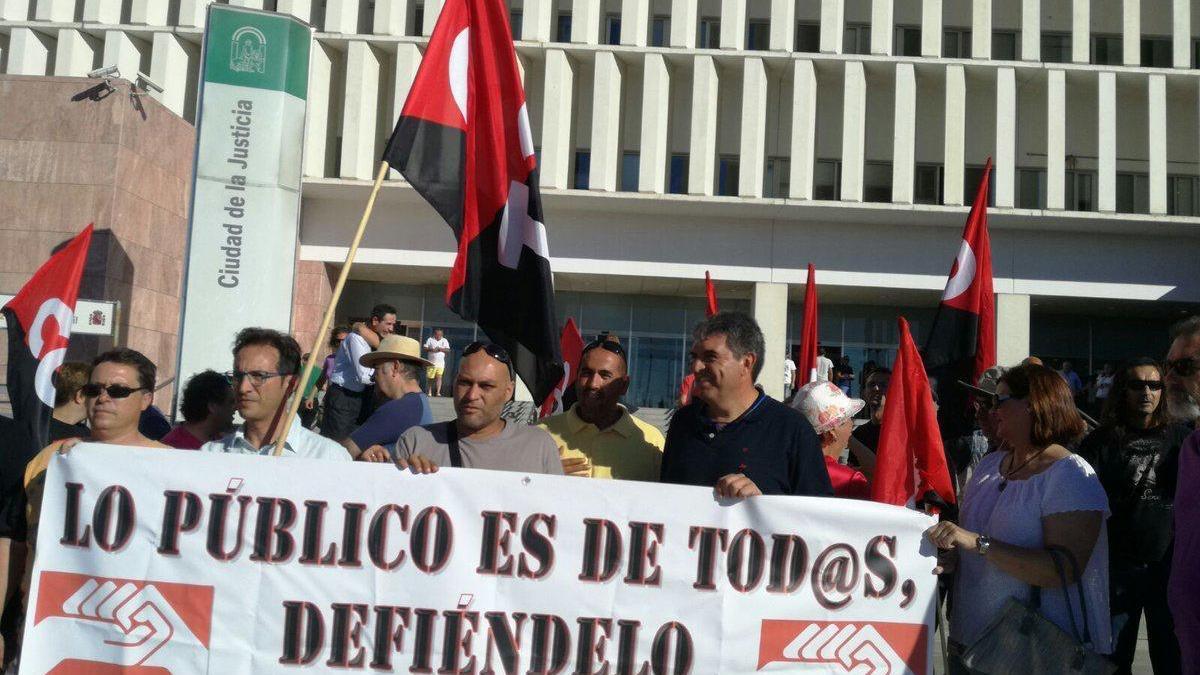 Convocan una huelga en la limpieza de los colegios de Málaga
