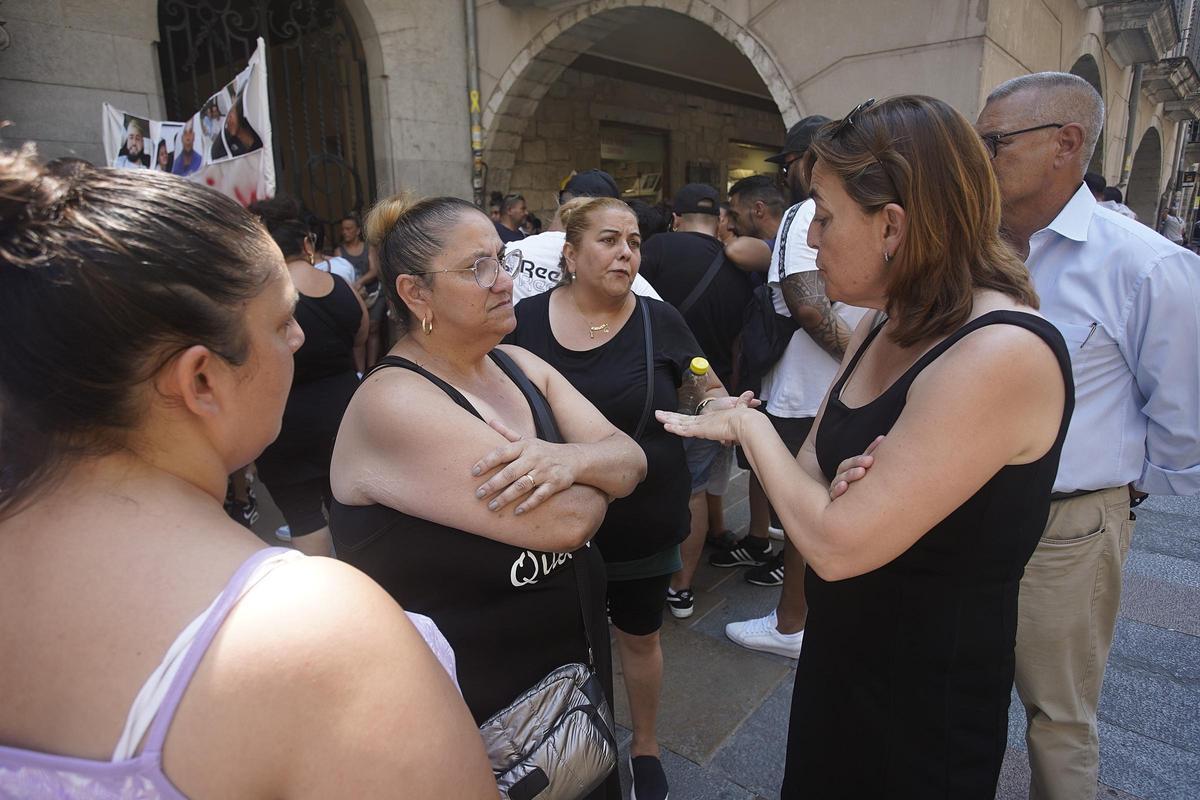 Les imatges de la protesta dels familiars i veïns de les víctimes del crim de la Font de la Pólvora