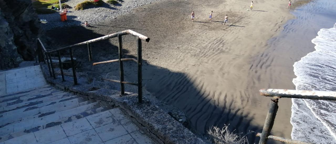 Estado de la barandilla de la escalera de acceso a la Playa del Pirata.