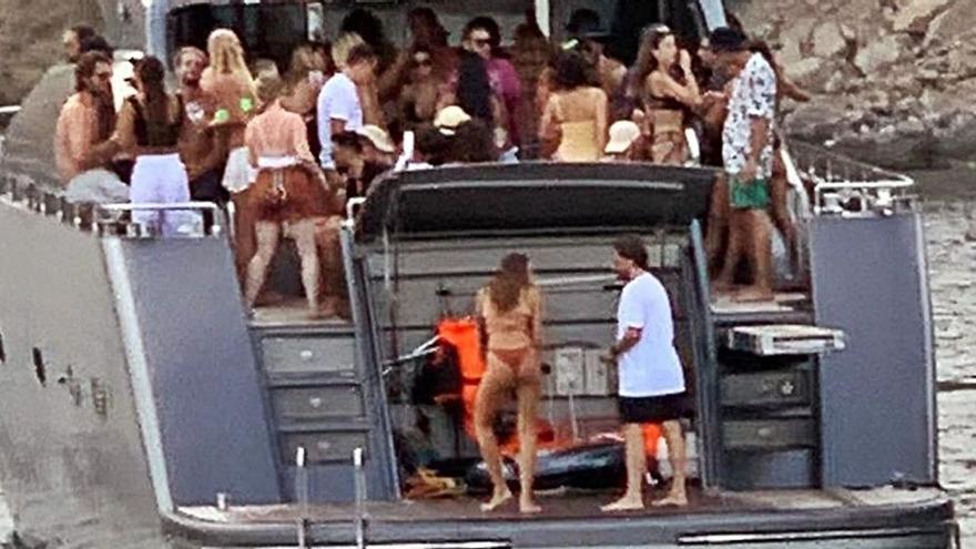 Multitudinaria fiesta en la costa de Ibiza a bordo de un yate