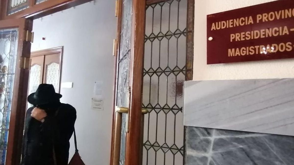 Cecilio Lera abandonaba esta tarde la oficina de la Audiencia Provincial.