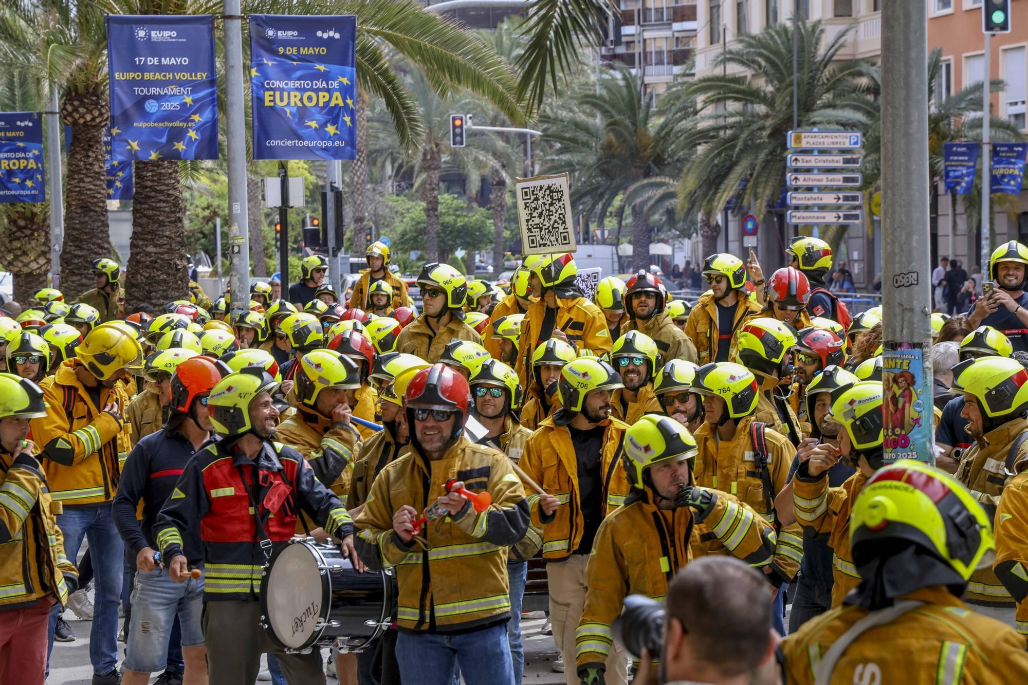 Protesta de los bomberos frente a la Diputación de Alicante