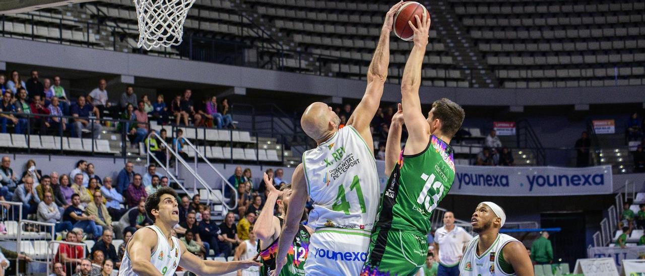 Jarumbauskas es taponado en el partido ante el Tau Castelló.