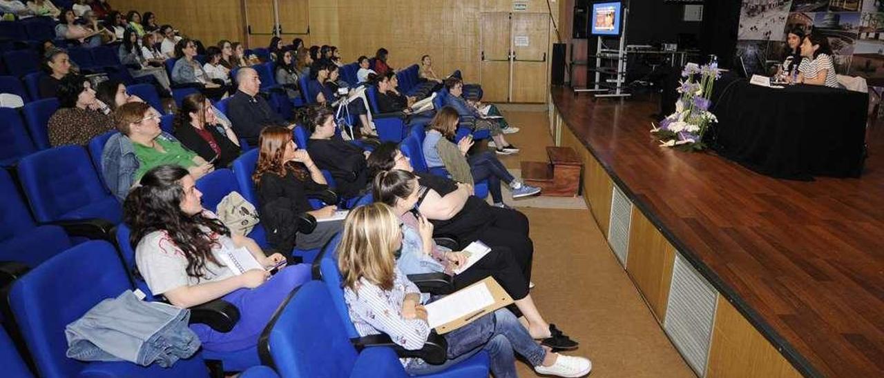 Los asistentes al curso de igualdad, ayer, en el auditorio de Lalín, durante la intervención de Carmen Ruiz. // Bernabé Javier Lalín