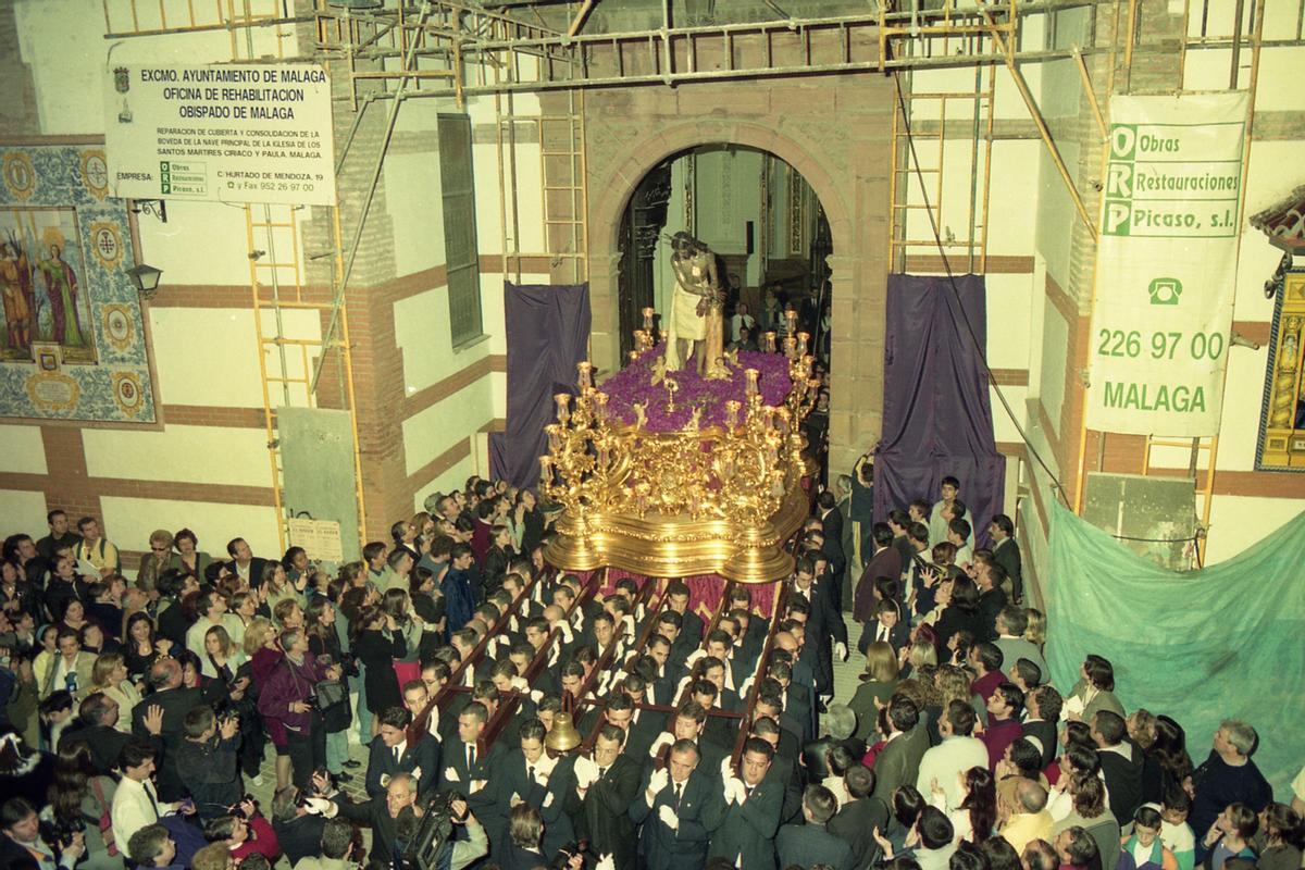 El Señor de la Columna, saliendo del interior de los Mártires con motivo del Vía Crucis Jubilar del 25 de marzo de 2000.