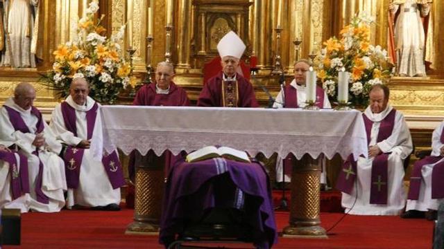 Gregorio Martínez, obispo de Zamora, durante su homilía; a su derecha, Julián López, prelado de León