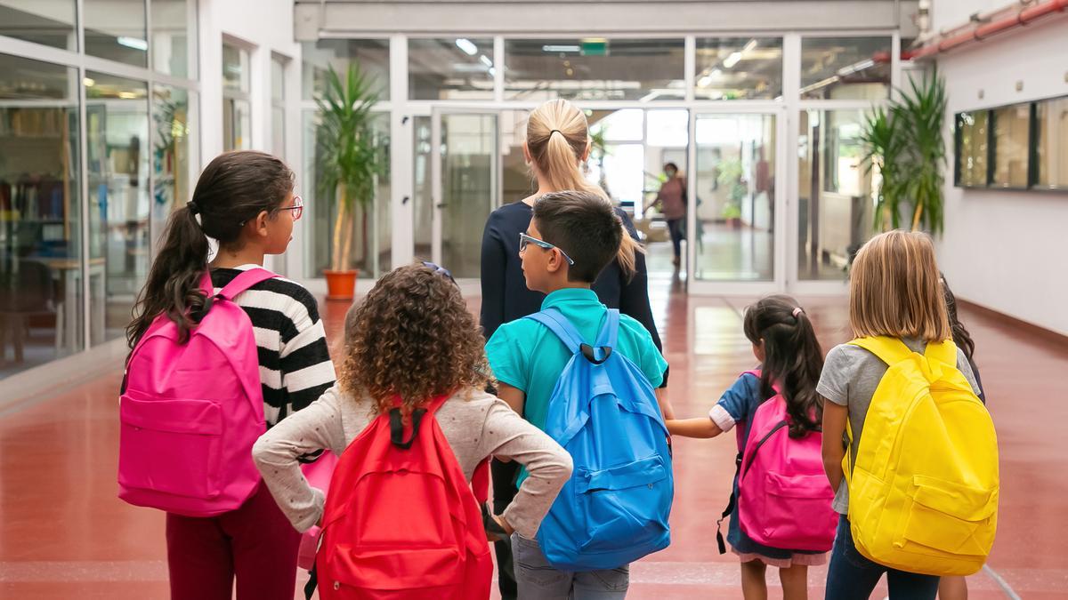 Niños a la entrada de un colegio