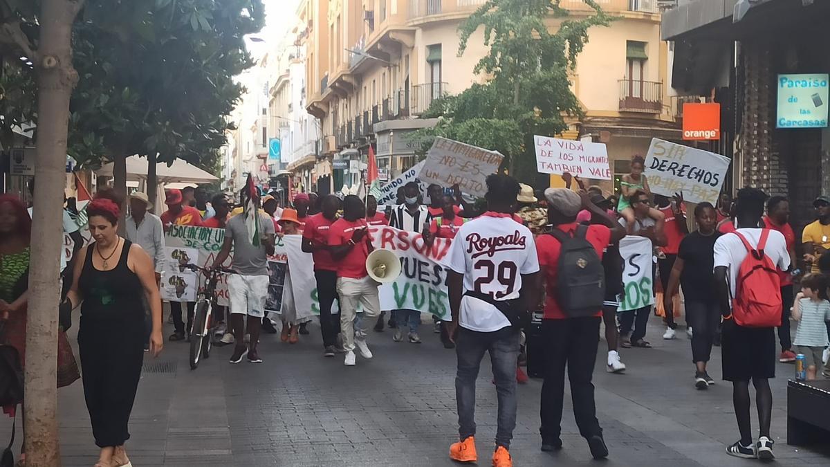 Miembros de la asociación, durante el recorrido por la calle Cruz Conde.