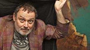 Pablo Carbonell interpreta en acústic la cançó ’Sevillanas globales’