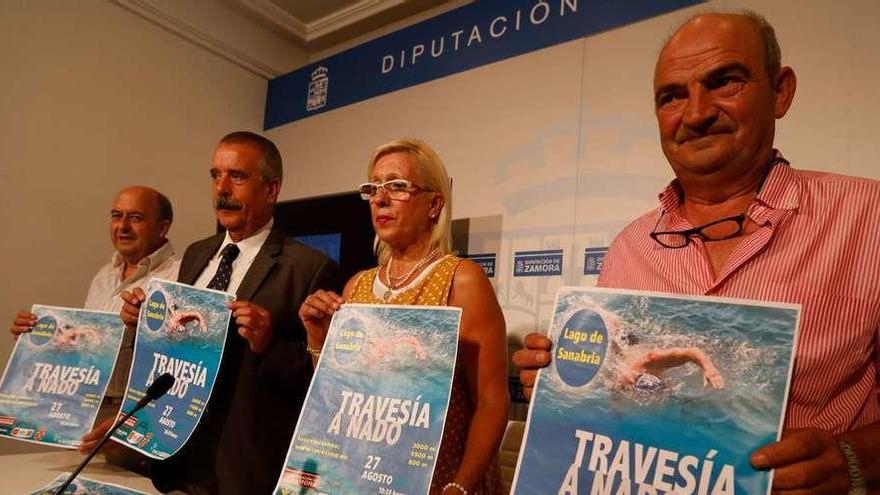 De izquierda a derecha, Feliciano Ferrero (Caja Rural), J.L. Bermúdez (Diputación), Carmen Núñez (Natación) y J.M. Prieto (alcalde de Galende)