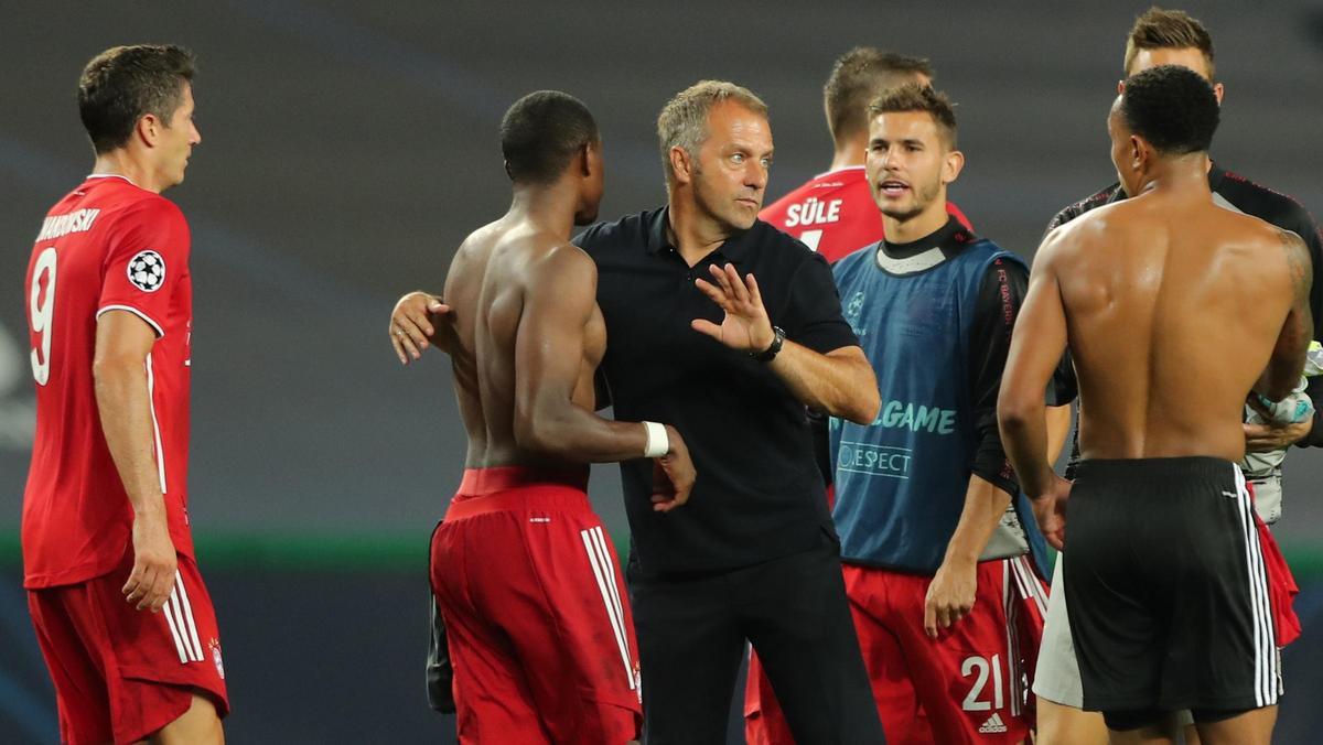 Flick felicita a sus jugadores tras la victoria sobre el Olympique de Lyon en la Champions 2020.