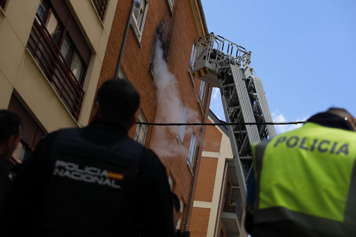 Bomberos y Policía Nacional de Zamora en un incendio en una imagen de archivo.