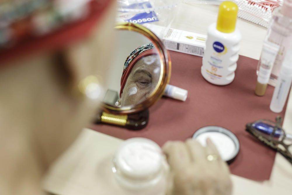 Un taller en el Hospital de Sant Joan enseña a pacientes oncológicas cómo maquillarse