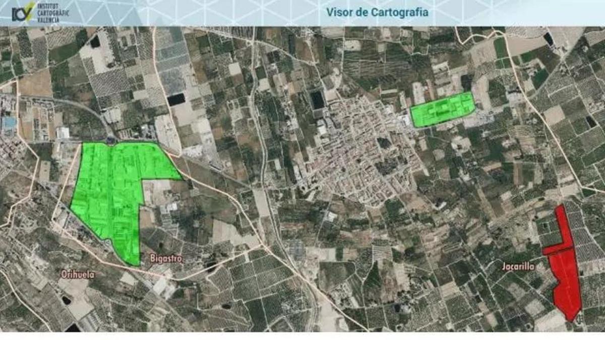 En rojo la ubicación de la planta solar junto al casco urbano de Jacarilla. En verde la alternativa de los ecologistas de emplear las cubiertas de naves para generar energía