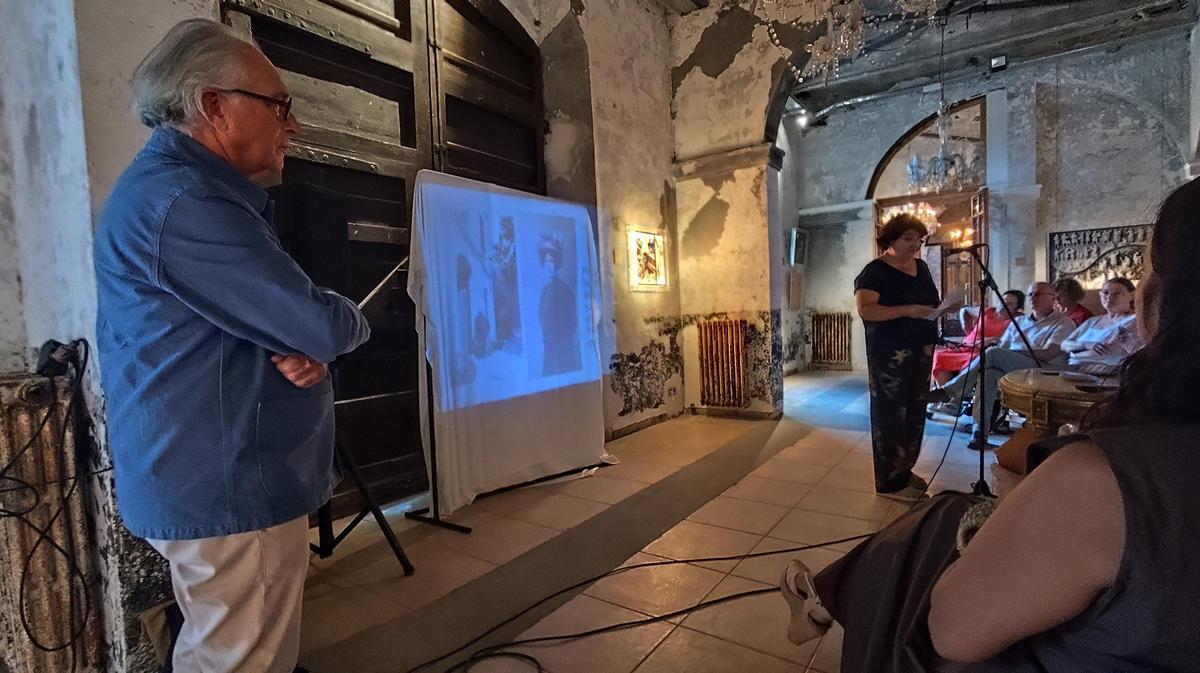 Jacques Montagut, en primer terme, escoltant Mariona Seguranyes durant la presentació.