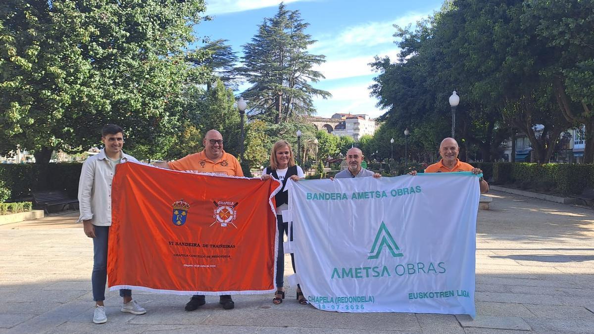 Presentación de las banderas, ayer, en la alameda de Redondela con la alcaldesa.