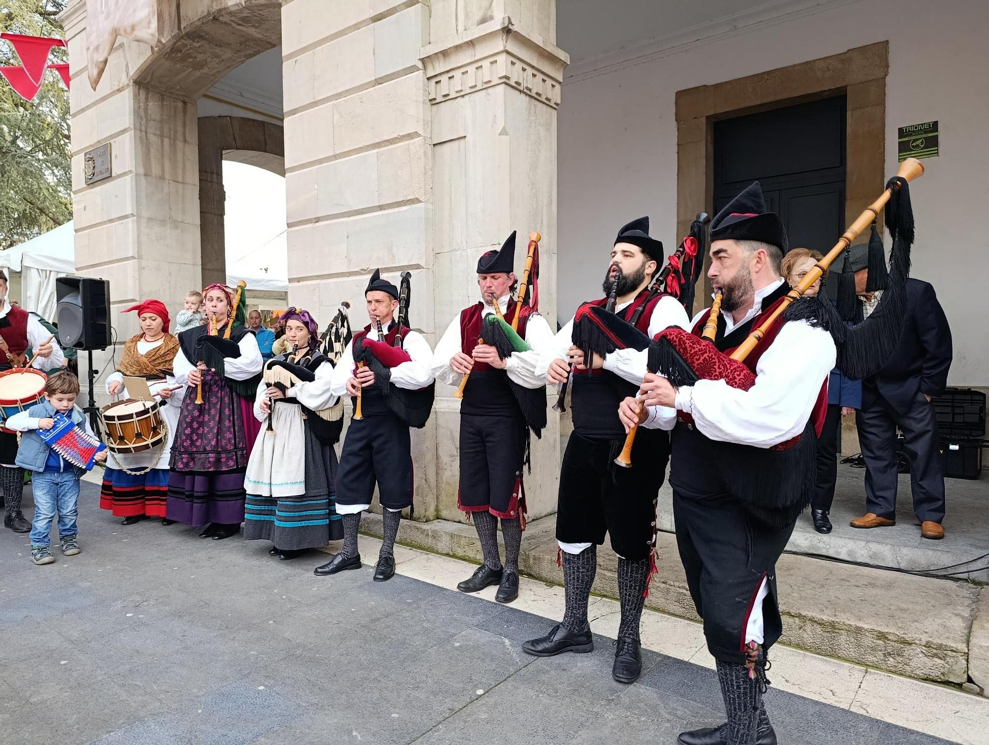 La Pola se llena de Güevos Pintos