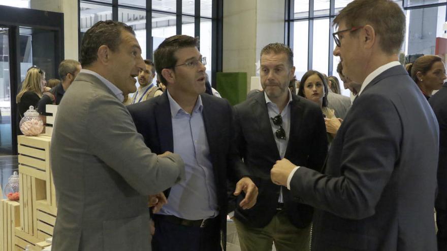 El alcalde de Ontinyent, Jorge Rodríguez, con empresarios de Ontinyent en una feria comercial de este año