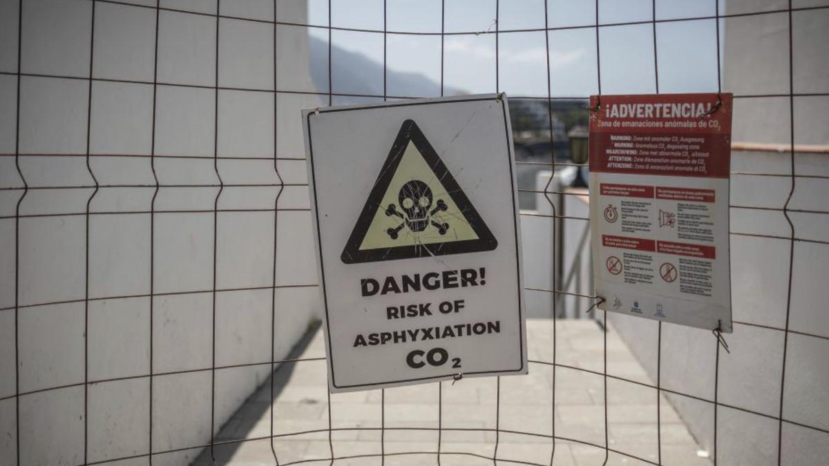 Un vallado que evita el paso por la emisión de gases en Puerto Naos | ANDRÉS GUTIÉRREZ