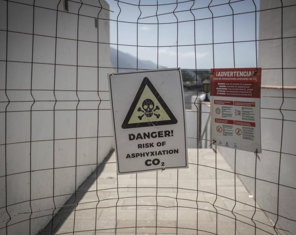 Un vallado que evita el paso por la emisión de gases en Puerto Naos | ANDRÉS GUTIÉRREZ