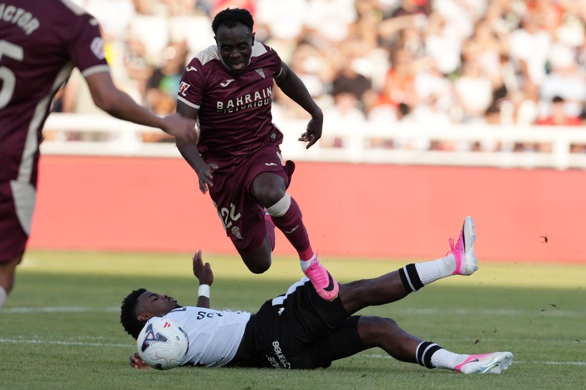 Diarra sortea la entrada de un rival durante el duelo en Burgos.