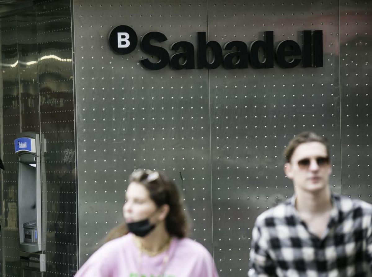 El 75% d’espanyols rebutgen l’oferta sobre el Sabadell, segons una enquesta El 75% d’espanyols rebutgen l’oferta sobre el Sabadell, segons una enquesta