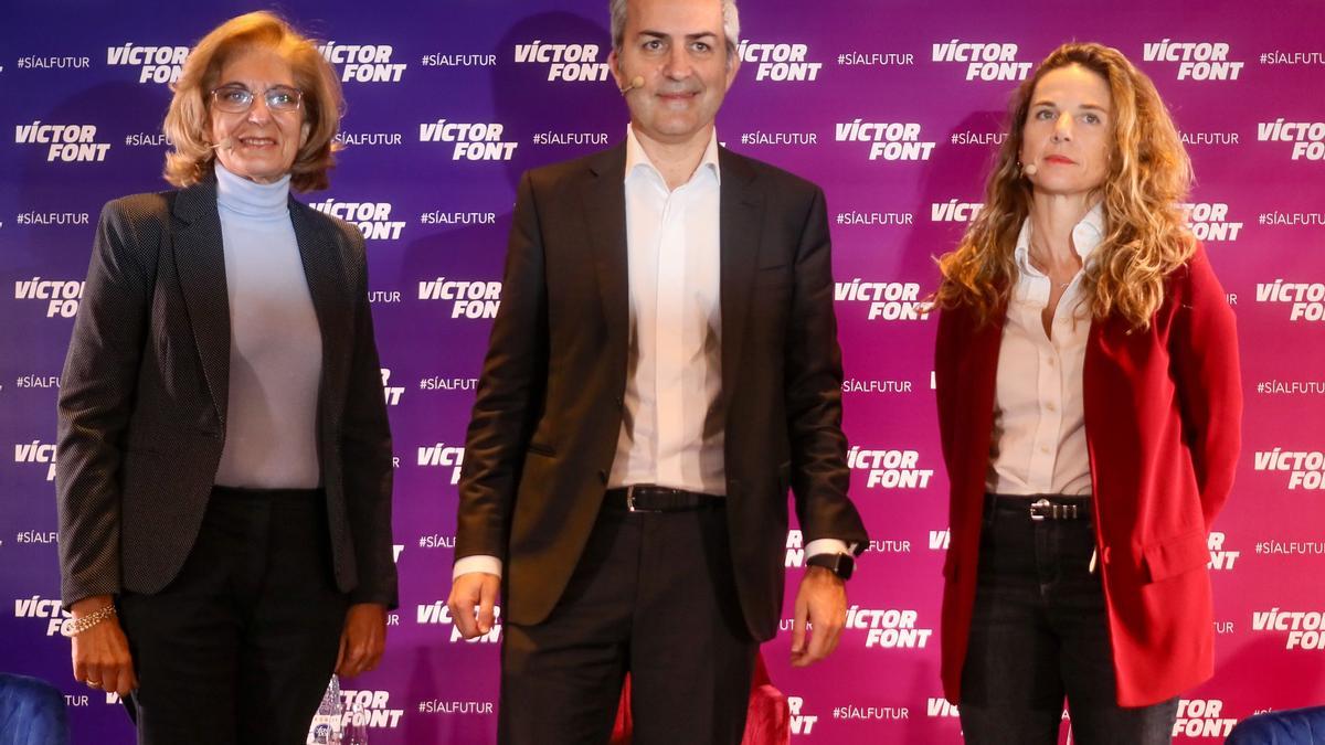 Víctor Font durante la presentación de sus dos primeras consejeras de su candidatura, Maria Teresa Andreu (izquierda) y Joana Barbany