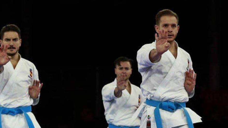 Pepe Carbonell, derecha, durante la semifinal del Mundial de Linz frente a Malasia.