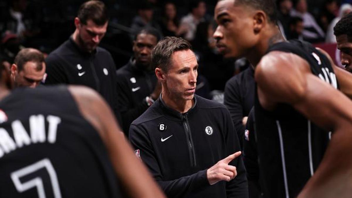 Nash en una charla técnica con los Nets