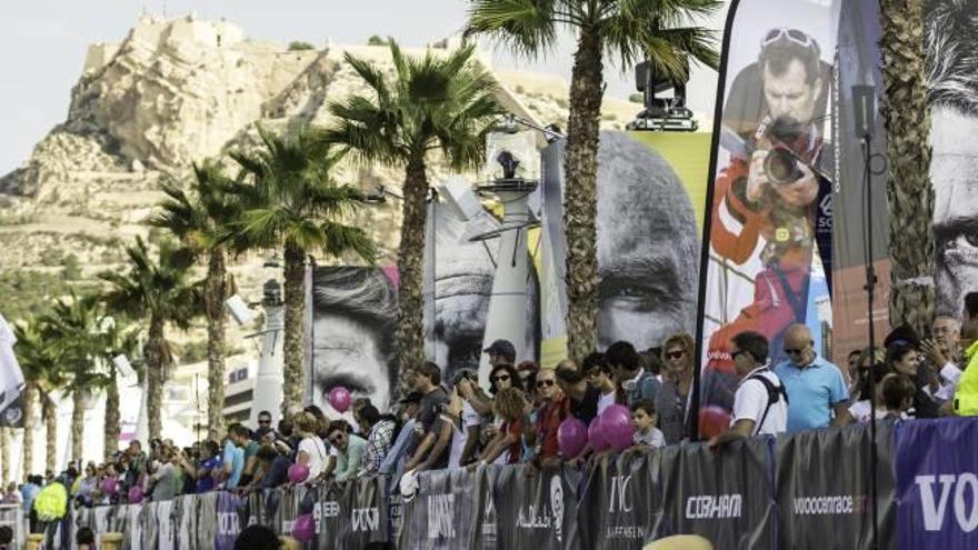 Cientos de personas en el Race Village durante un día de la edición del año 2014.