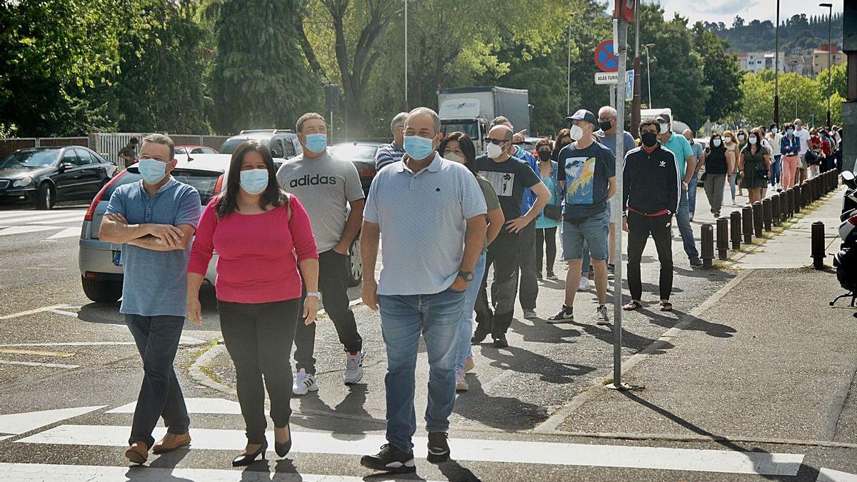 La larga cola que se formó para la vacunación ayer, que llegó hasta la altura de la Policía Local.