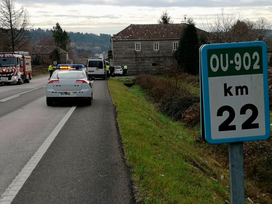 Muere un conductor al chocar contra una casa en O Irixo