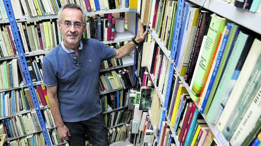 Francisco Soler, en la librería Abadía, en la calle Tejón y Rodríguez. | ÁLEX ZEA