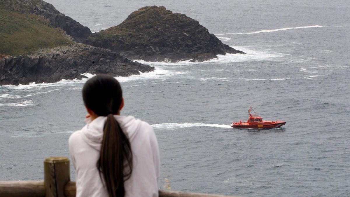 Una lancha de Salvamento Marítimo busca esta tarde al pescador asturiano que se cayó al mar. // Kiko Delgado