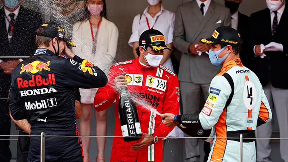 Carlos Sainz celebra su éxito en Mónaco