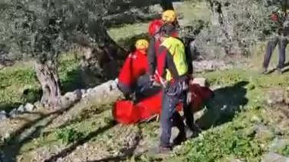 Evacuan en helicóptero a un hombre herido al caer de una escalera en es Marroig, en Fornalutx