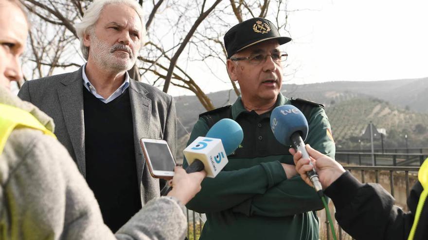 El capitán de la Guardia Civil Antonio Quijano, en declaraciones a los periodistas en el pantano de Iznájar.