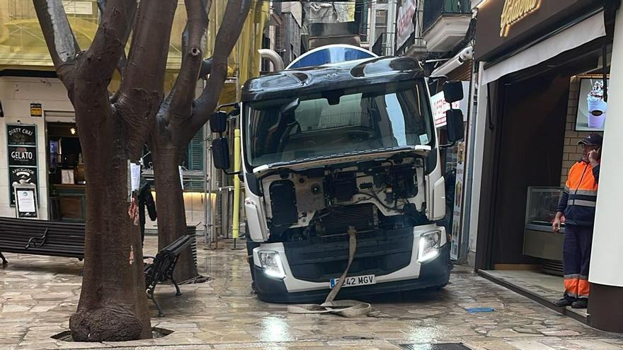 El camión atascado en la calle Pescateria Vella de Palma.